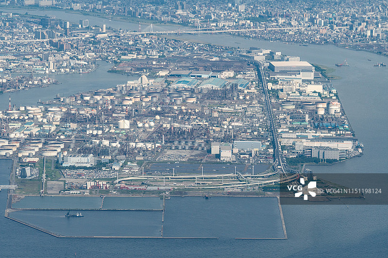 从飞机上俯瞰日本川崎市的工厂岛图片素材