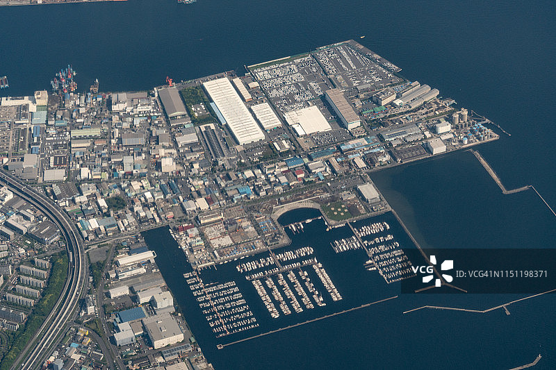 从飞机上俯瞰日本横滨市的东京湾和港口图片素材