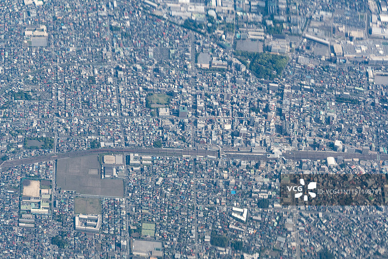从飞机上看到的日本平冢市中心日间鸟瞰图图片素材