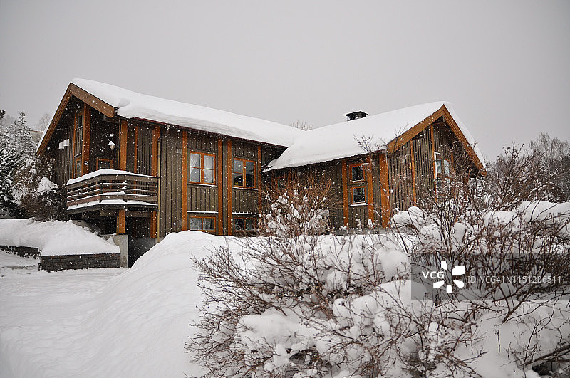 冬季下雪的乡村家庭住宅图片素材