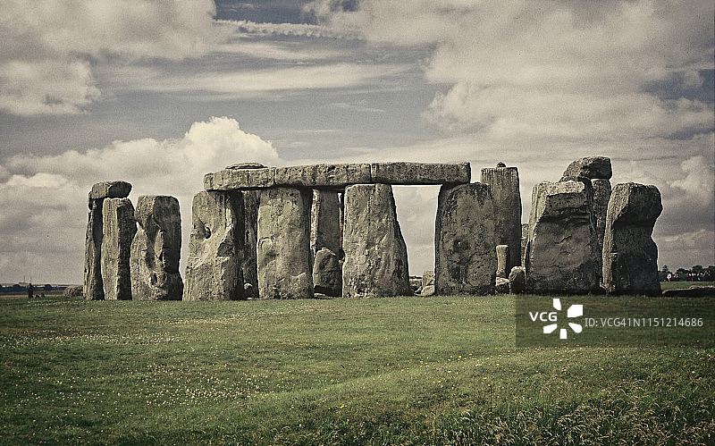 英格兰威尔特郡的史前遗址巨石阵，据信建于公元前3000年至公元前2000年图片素材