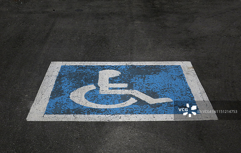残疾人停车位的轮椅标记图片素材