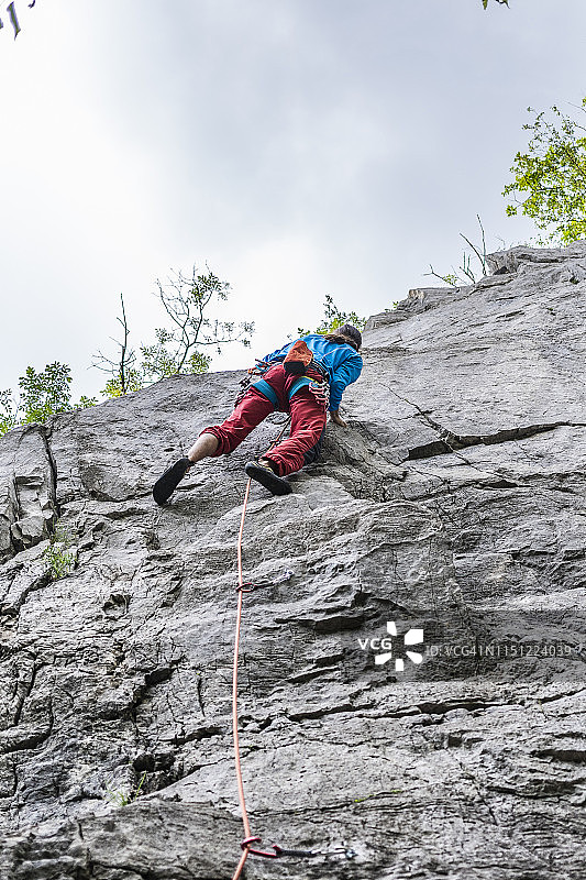 男人攀岩图片素材