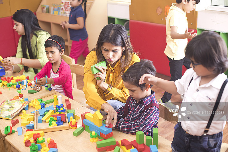 教师和孩子们在幼儿园学习图片素材