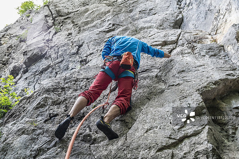 男人攀岩图片素材