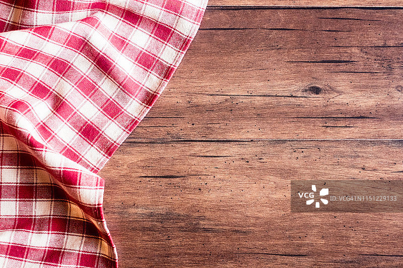 红色棋盘格餐巾旧木背景俯视图图片素材