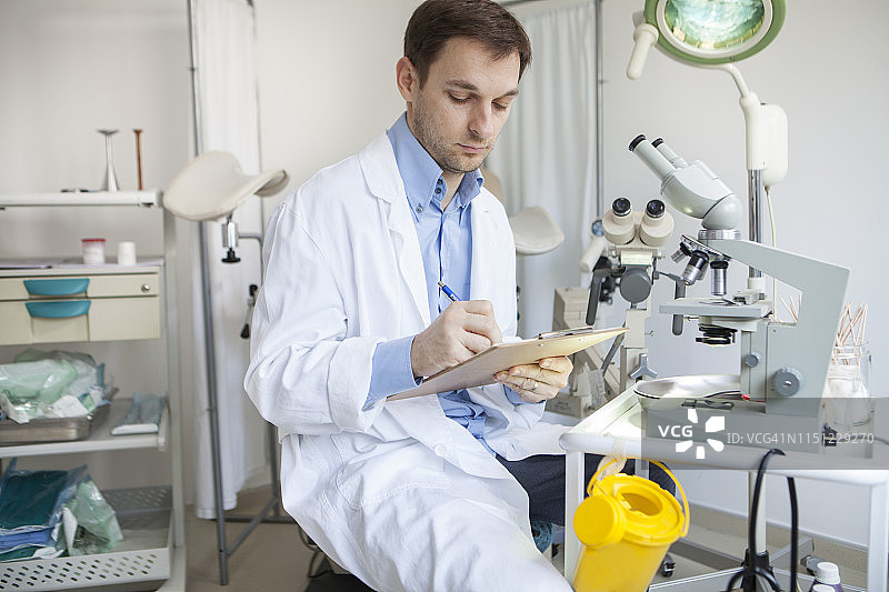 男医生泌尿科医生工作图片素材