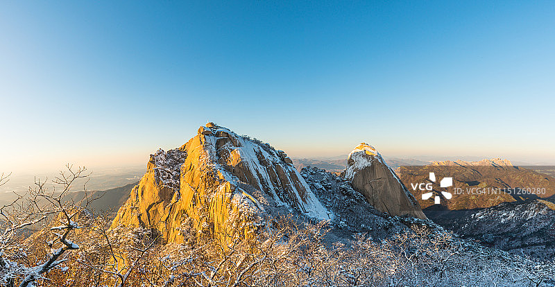 白云峰雪景全景，韩国日山图片素材