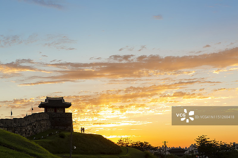 韩国水原华城（联合国教科文组织世界遗产）的日落景色图片素材