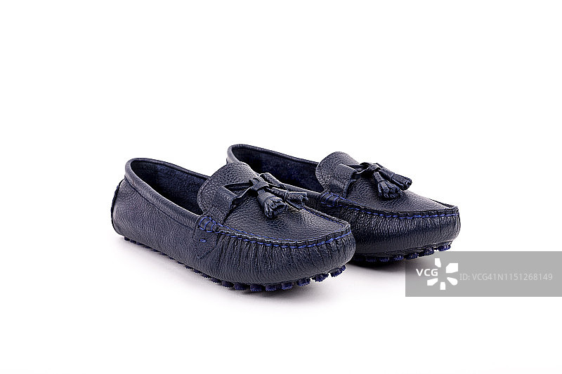 白色背景上孤立的蓝色皮革女士软皮鞋图片素材