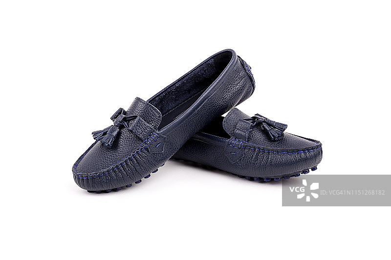 白色背景上孤立的蓝色皮革女士软皮鞋图片素材