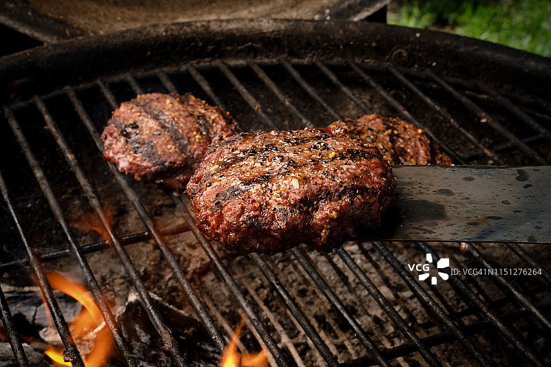 用木炭烤架烤的精益健康汉堡图片素材