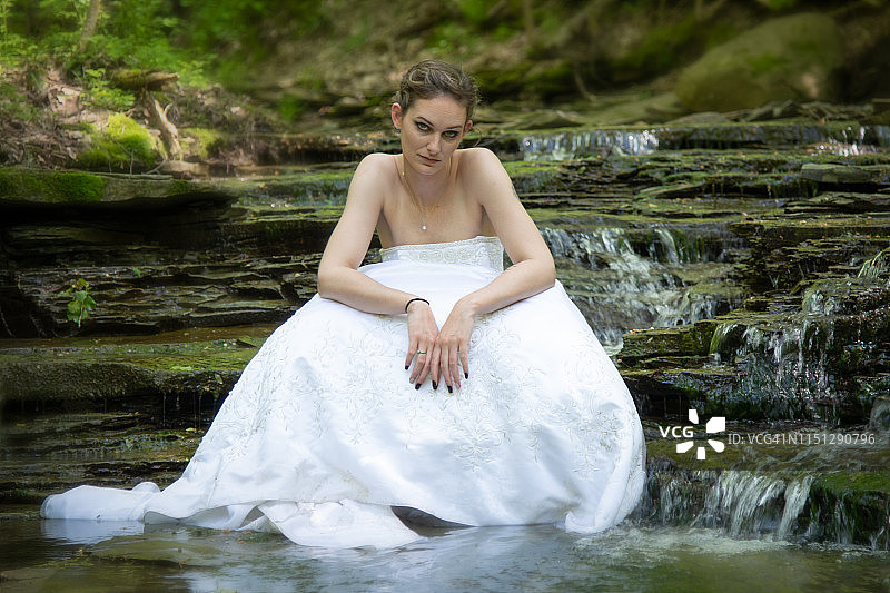 宾夕法尼亚小溪中的新娘图片素材