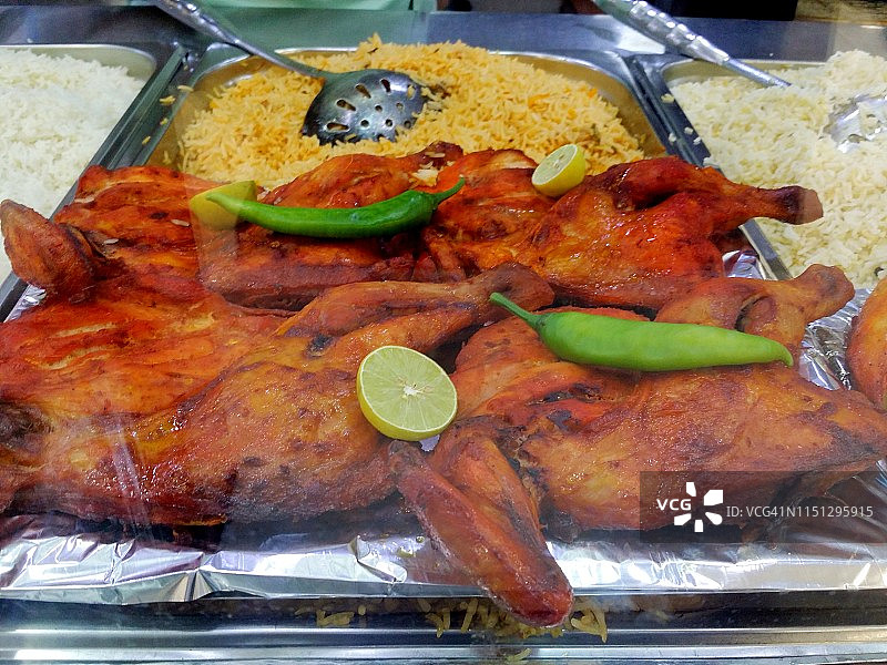 阿拉伯米饭和烤鸡图片素材