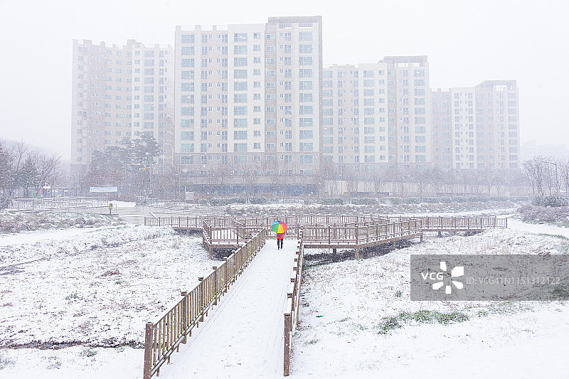 彩虹色雪花和雨伞图片素材