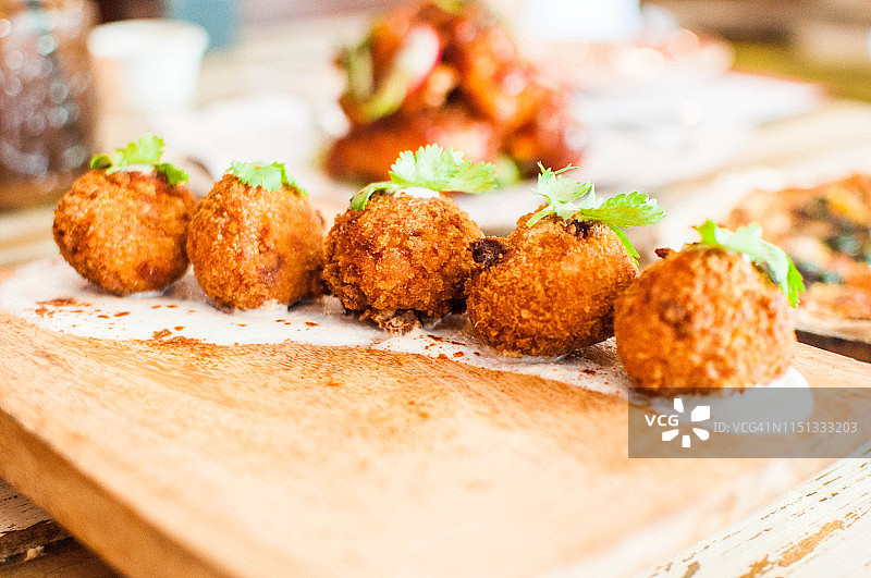 炸鲑鱼土豆泥丸子特写图片素材