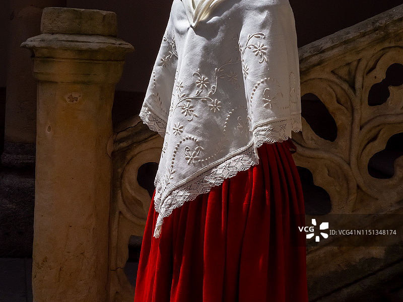 带有西班牙传统刺绣的人体模特图片素材