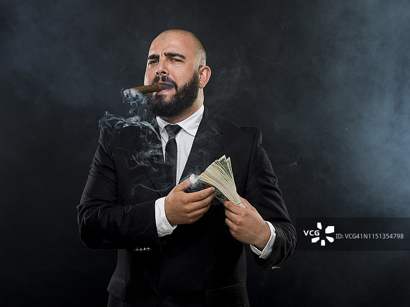 手持美元纸币的富人图片素材