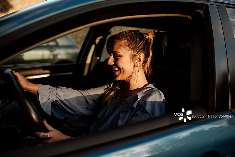 开车的年轻女人图片素材