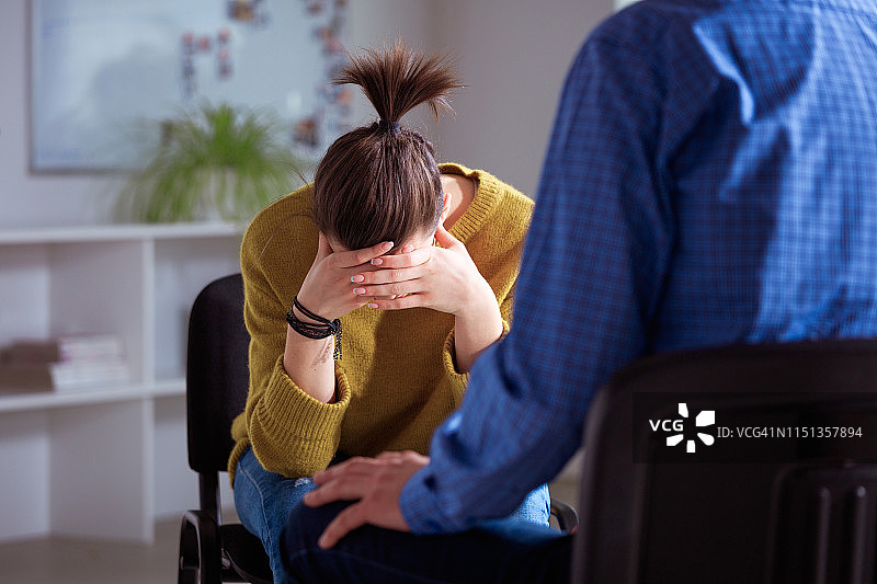 在大学里接受治疗的沮丧女性图片素材