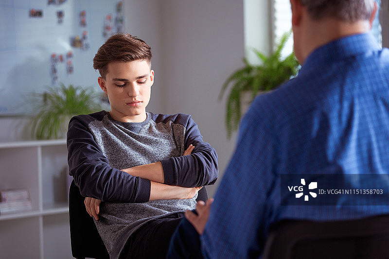 年轻人与心理健康专家坐在一起图片素材