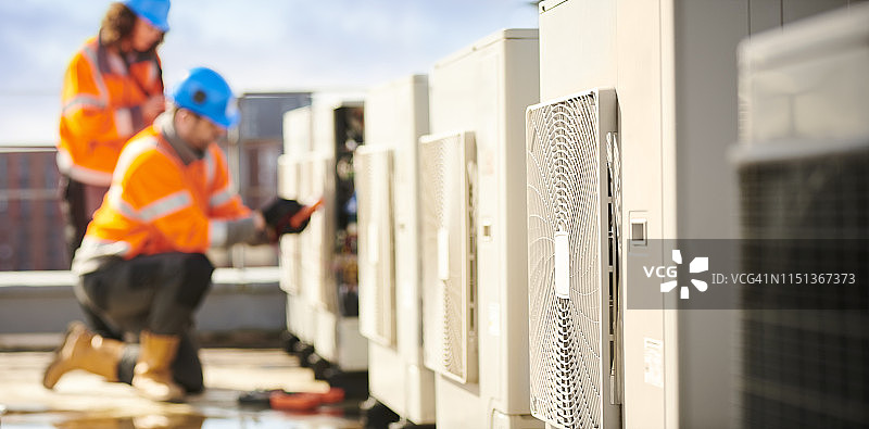 空调机组与失焦的工程师们图片素材