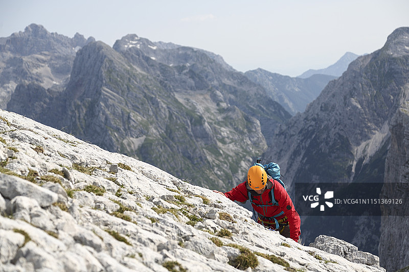 男人攀登群山图片素材