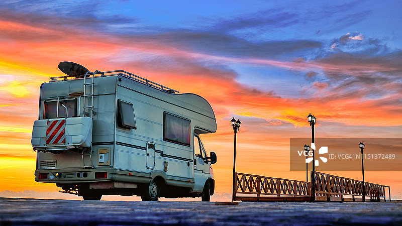 土耳其公路上的旅行车图片素材