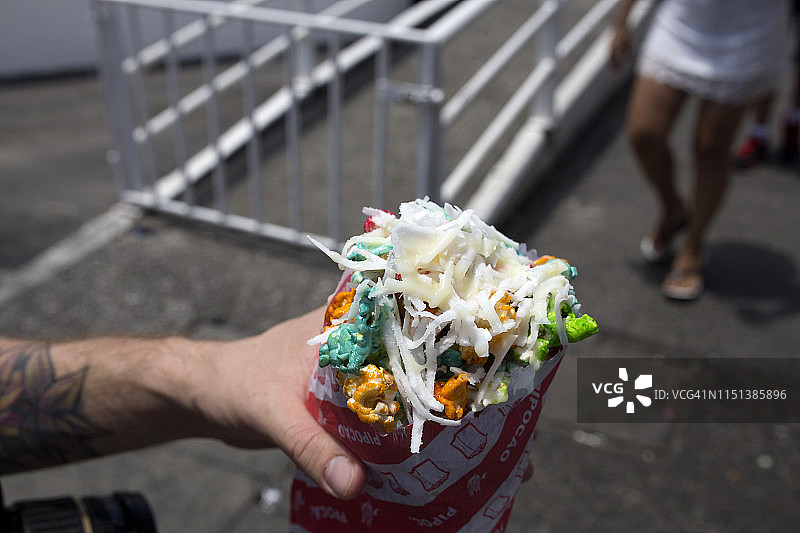 男人在巴西的街道上拿着爆米花图片素材