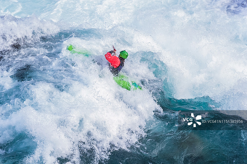 皮划艇运动员在巴塔哥尼亚富塔莱乌富河上漂流（5级河流）图片素材