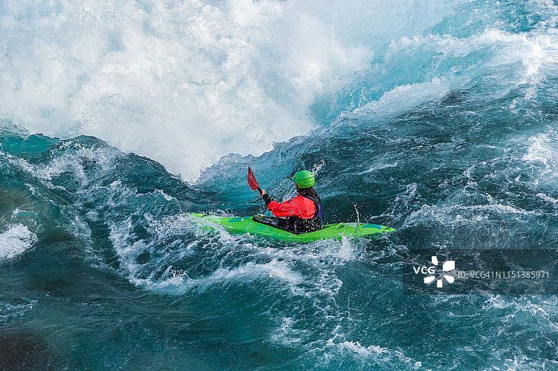 皮划艇运动员在巴塔哥尼亚富塔莱乌富河上漂流（5级河流）图片素材