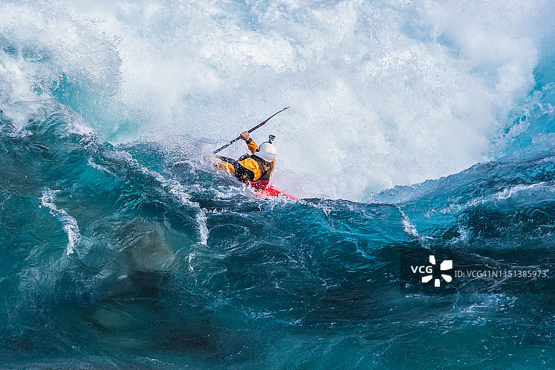 皮划艇运动员在巴塔哥尼亚富塔莱乌富河上漂流（5级河流）图片素材