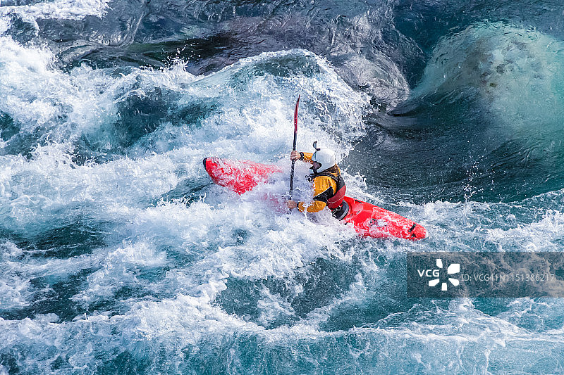 皮划艇运动员在巴塔哥尼亚富塔莱乌富河上漂流（5级河流）图片素材