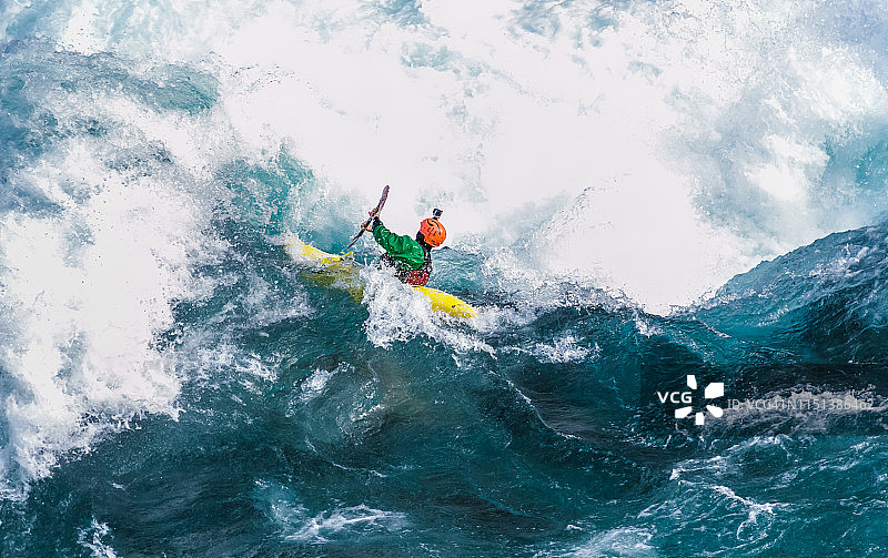 皮划艇运动员在巴塔哥尼亚富塔莱乌富河上漂流（5级河流）图片素材