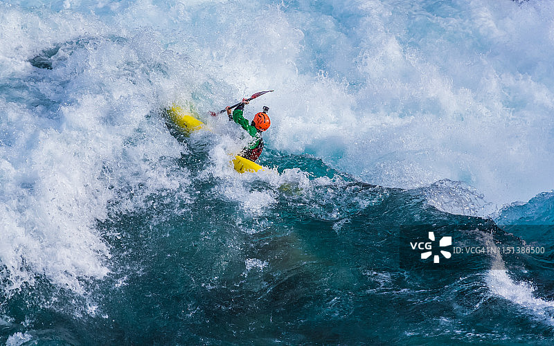 皮划艇运动员在巴塔哥尼亚富塔莱乌富河上漂流（5级河流）图片素材