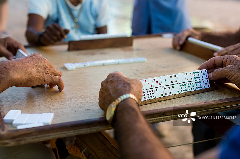 古巴特立尼达玩多米诺骨牌的老年男人图片素材