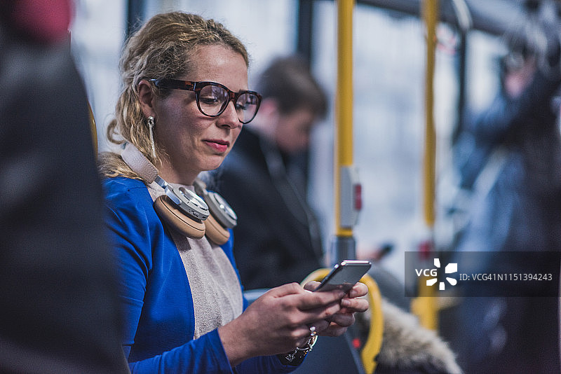 乘坐巴士的年轻漂亮女子图片素材