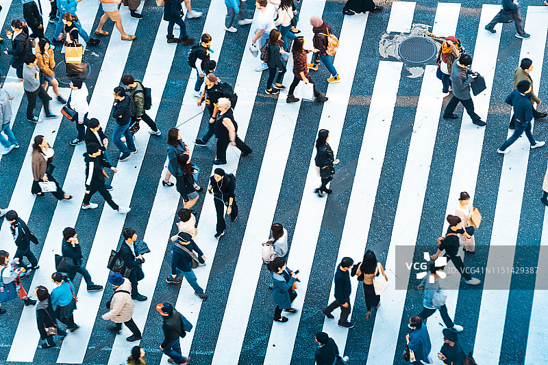 人们在东京涩谷十字路口行走图片素材