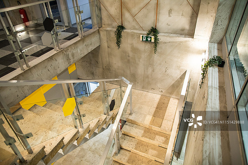 现代办公室入口大厅的楼梯图片素材