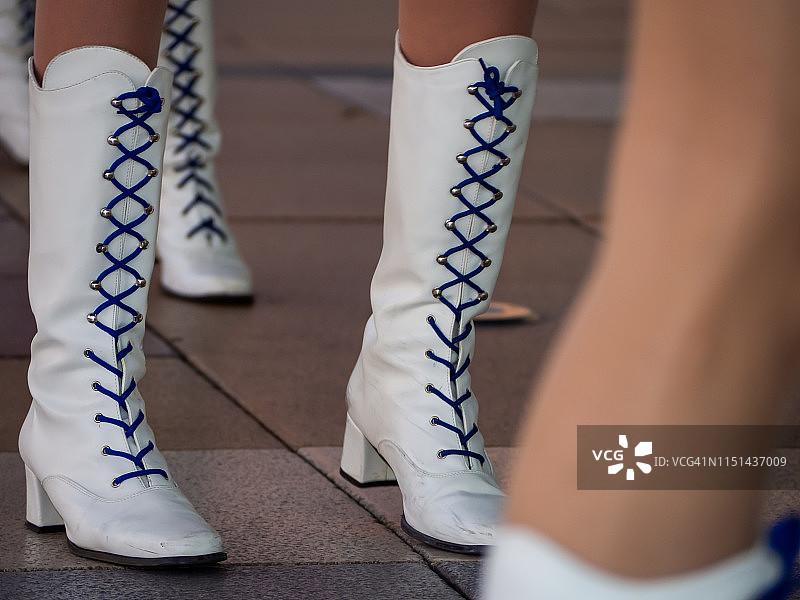 在萨拉曼卡参加仪仗队表演，穿着白色靴子的女孩图片素材