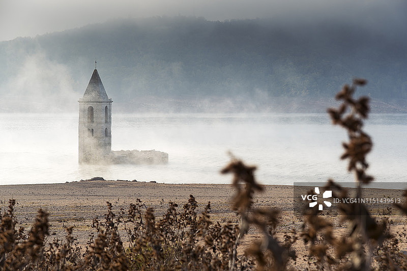 维拉诺瓦德绍浸没在水和雾中的教堂图片素材