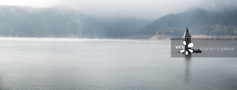绍水库及其神秘教堂全景图片素材