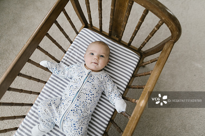 宝宝躺在木制摇篮里图片素材