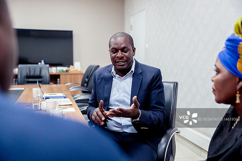 向董事会推介新商机的非洲商人图片素材