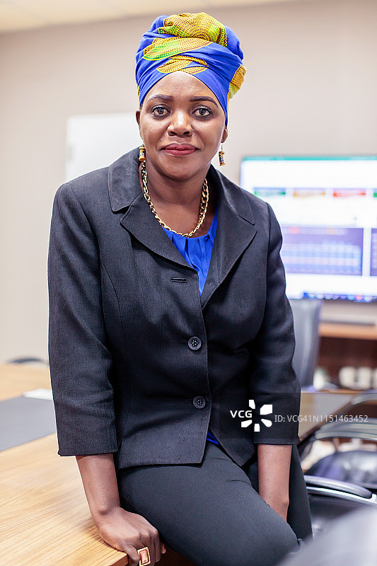 在会议室就座的成功的非洲女商人肖像图片素材