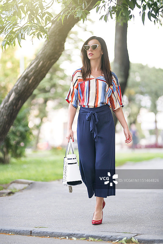 穿着得体是一种礼貌图片素材