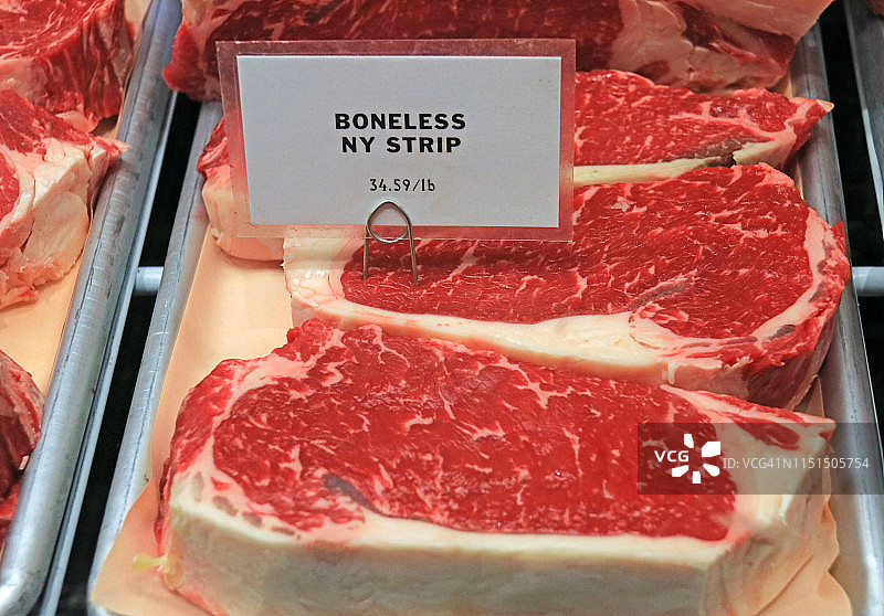 生鲜无骨纽约西冷牛排零售展示，带价格标签图片素材