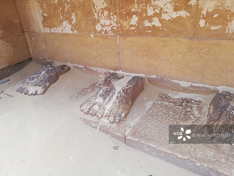 法老左塞尔 funerary complex 的足迹雕塑。萨卡拉图片素材