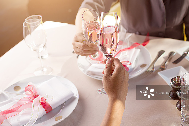 情侣庆祝美酒佳肴的奢华晚餐图片素材