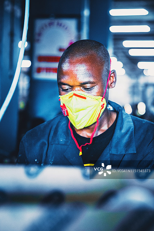 非洲肥皂工厂的忙碌体力劳动者图片素材